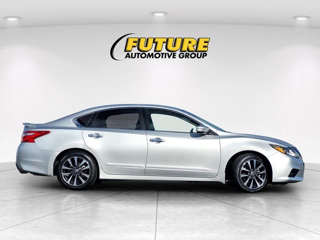 Used 2017 Nissan Altima 2.5 SL w/ 2.5 Technology Package FWD image 3