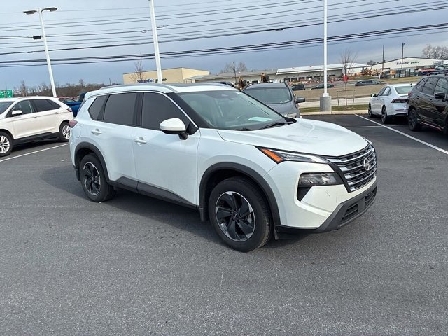 Used 2024 Nissan Rogue SV w/ SV Premium Package image 2