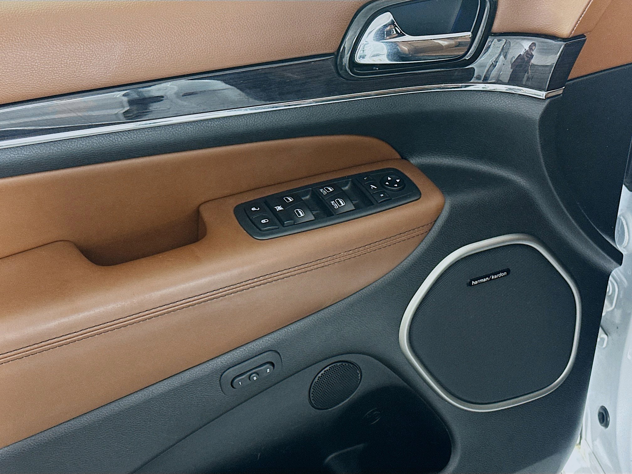 Used 2021 Jeep Grand Cherokee Overland AWD/4WD image 15