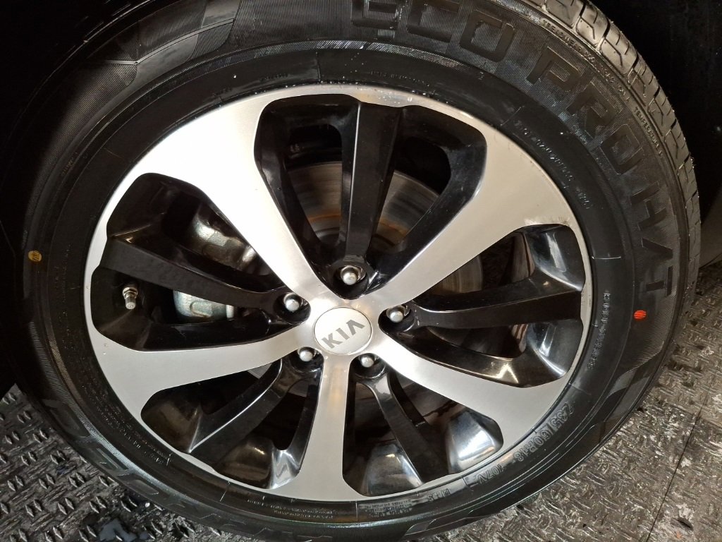 Used 2017 Kia Sorento EX image 3