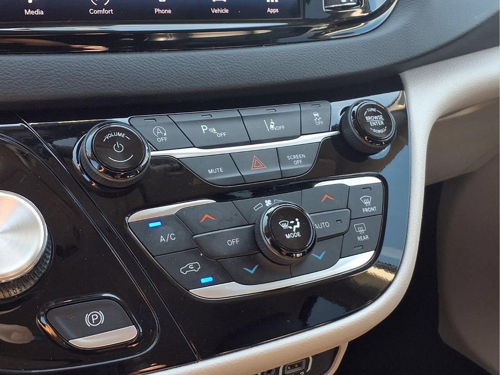 Used 2024 Chrysler Pacifica Touring-L FWD image 7