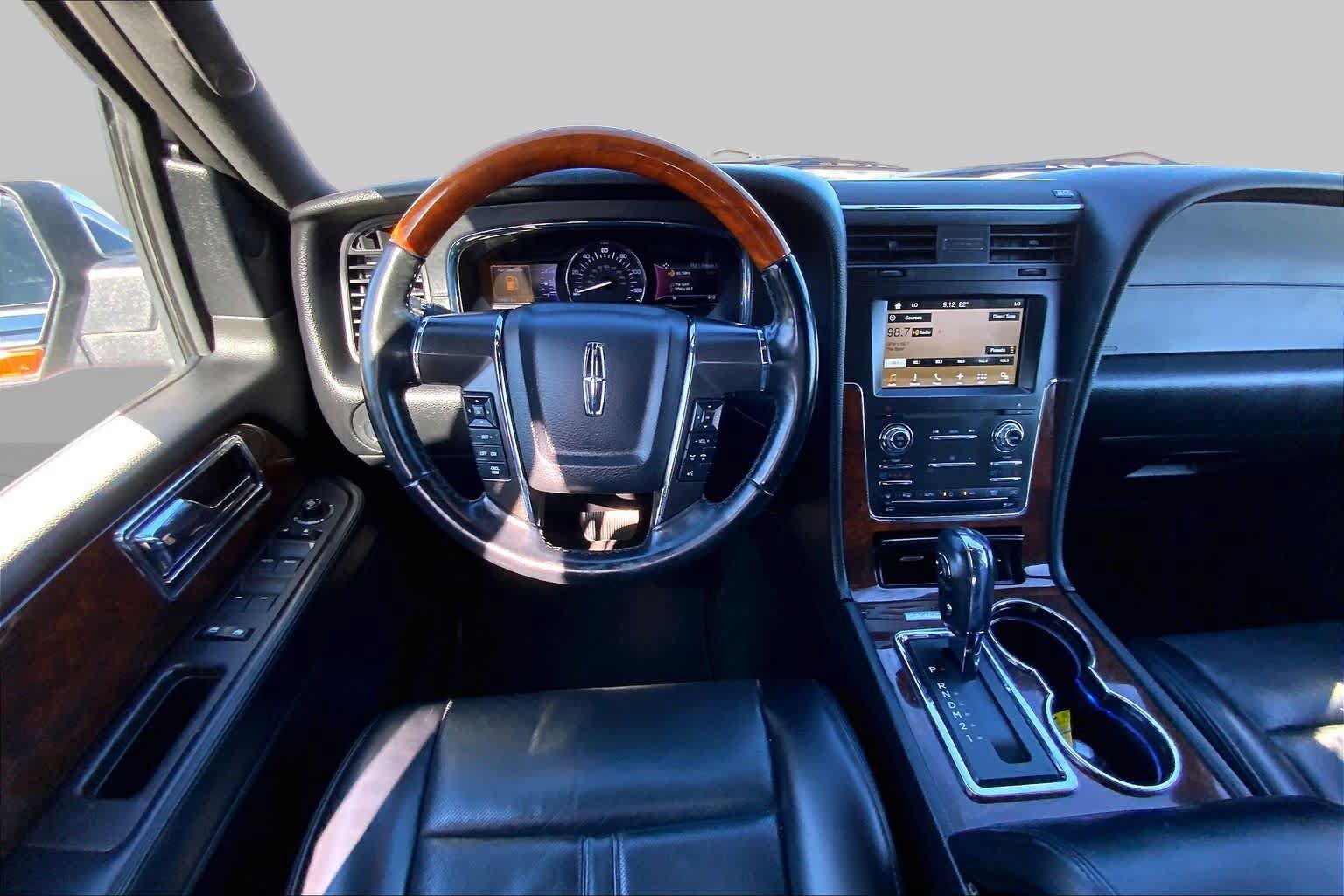 Used 2017 Lincoln Navigator Select RWD image 6