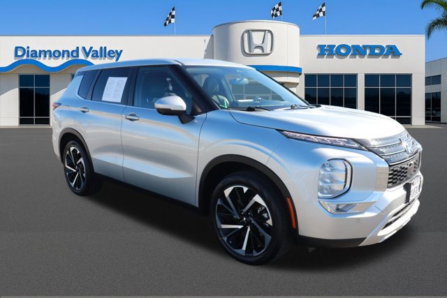 Used 2024 Mitsubishi Outlander SE image 1