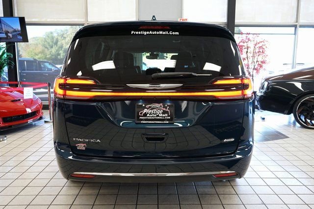 Used 2022 Chrysler Pacifica Touring-L image 14