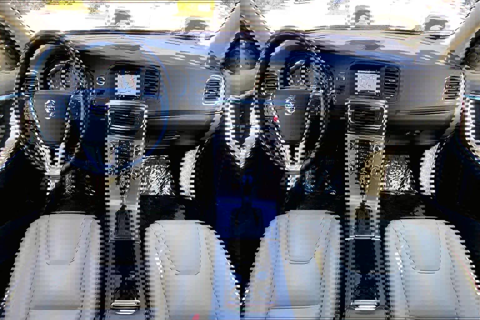 Used 2017 Volvo V60 T5 Platinum w/ Climate Package image 16