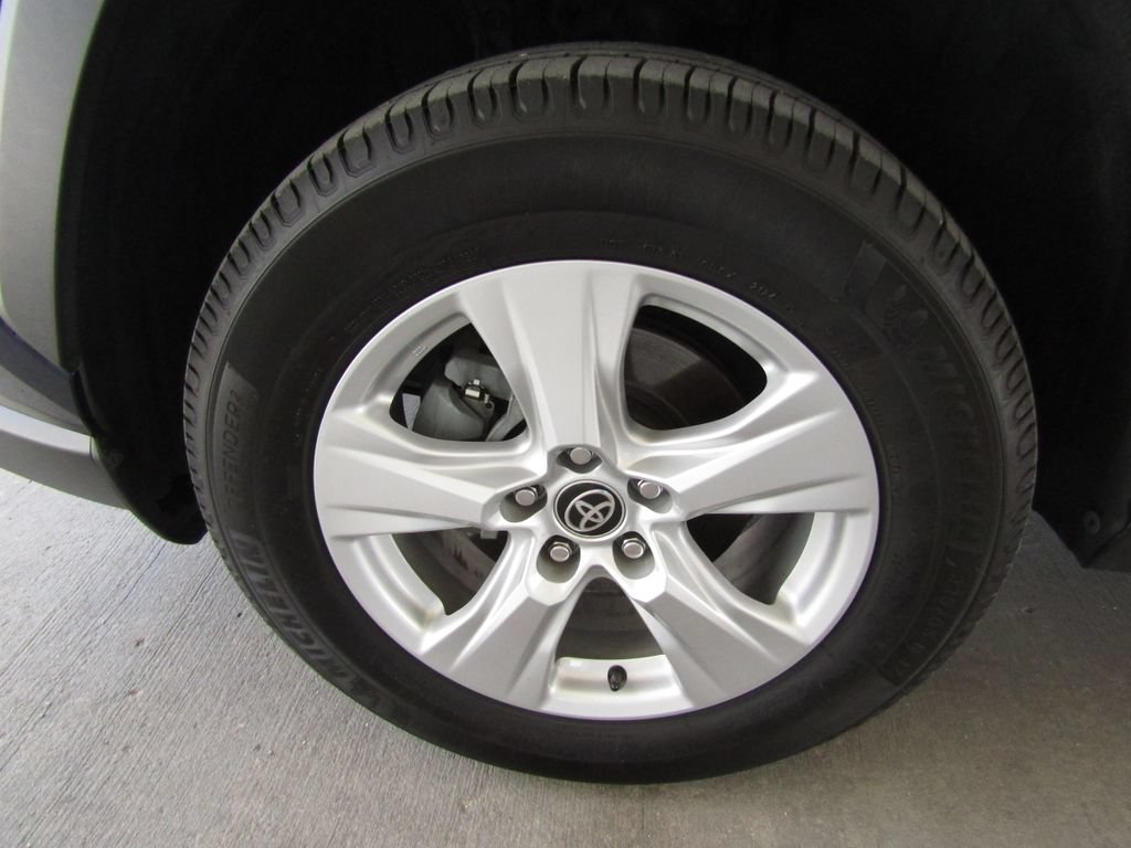 Used 2021 Toyota RAV4 XLE w/ Convenience Package AWD/4WD image 25