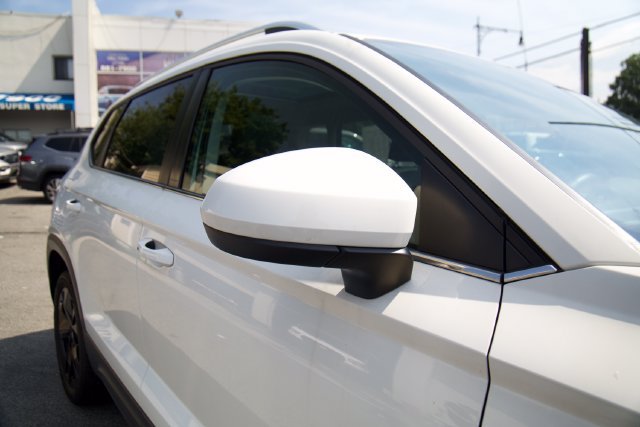 Used 2025 Volkswagen Taos SE w/ Panoramic Sunroof Package FWD image 10