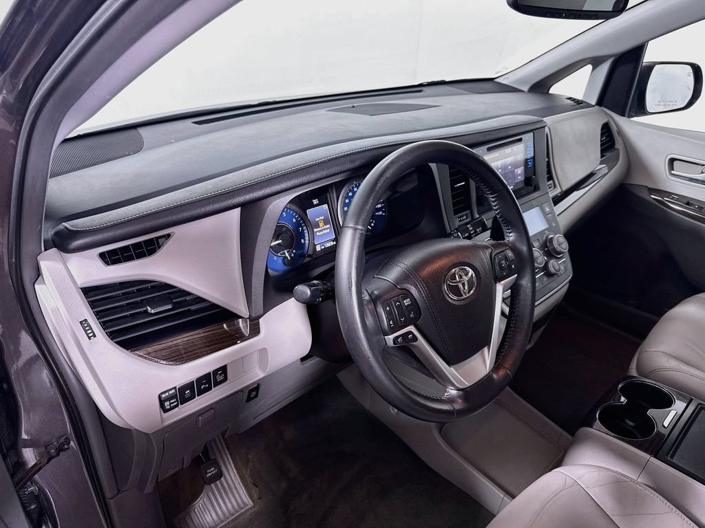 Used 2015 Toyota Sienna XLE Premium FWD image 9