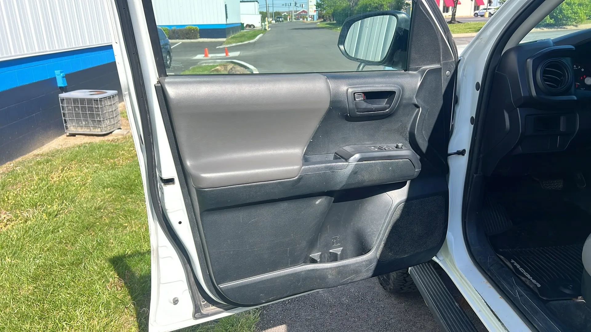 Used 2017 Toyota Tacoma SR image 9