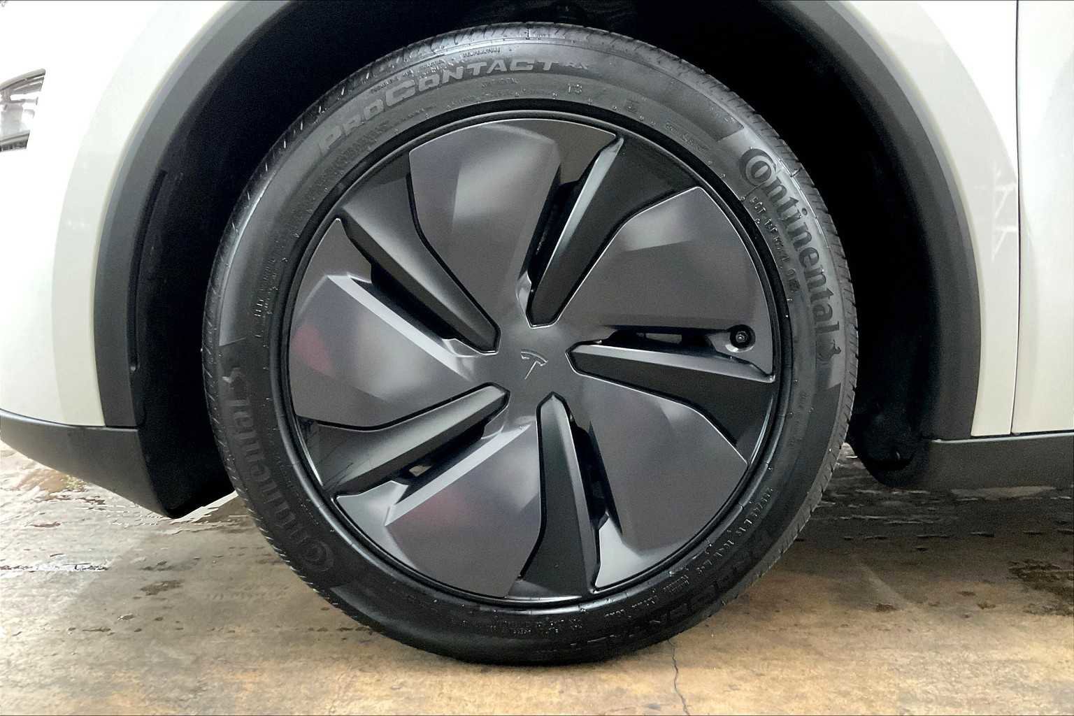 Used 2026 Tesla Model Y 2WD image 11