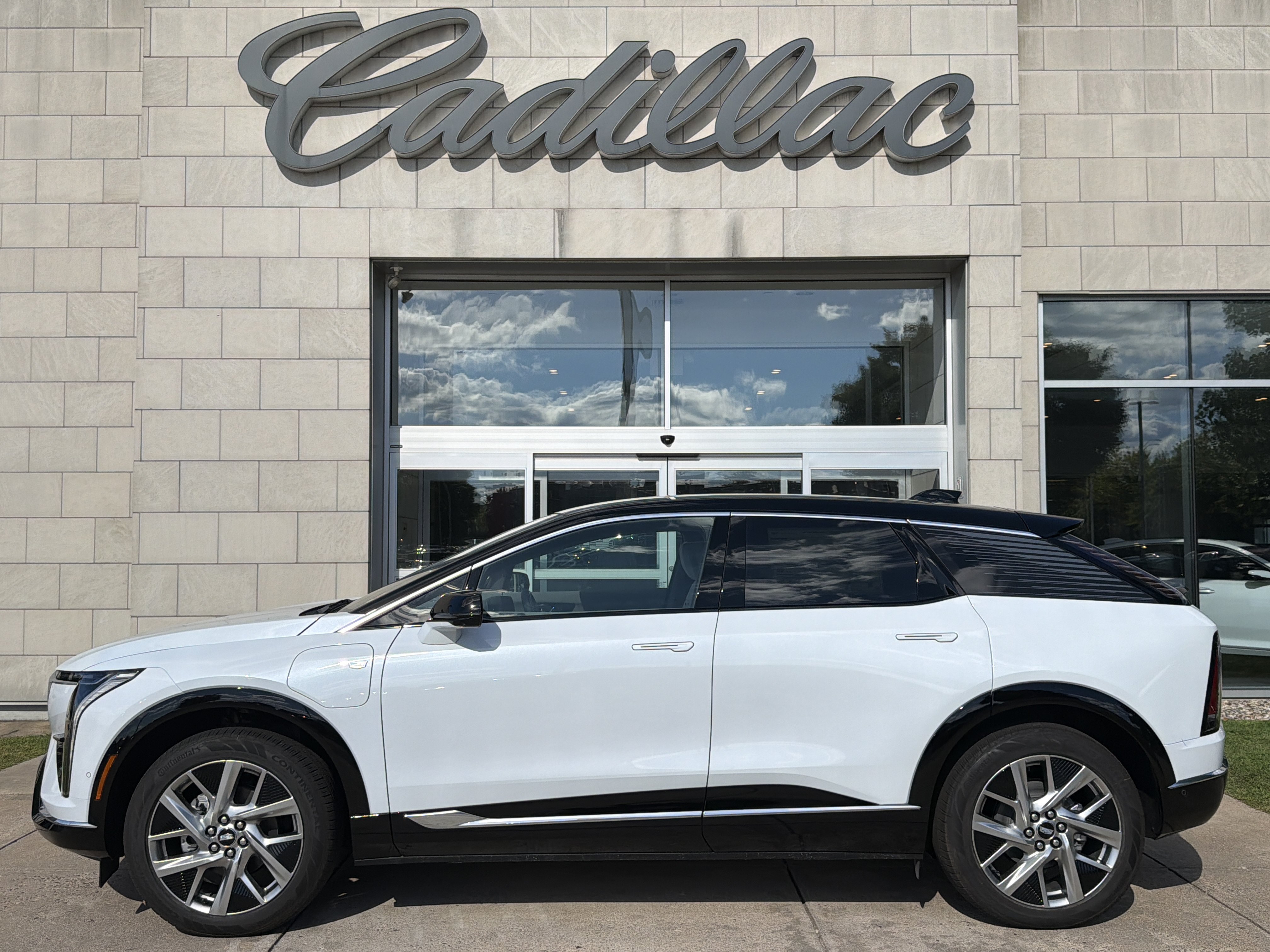 New 2027 Cadillac Optiq Premium Luxury w/ LPO, Floor Liner Package AWD/4WD image 10