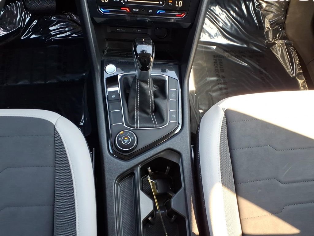 Certified 2025 Volkswagen Taos SE image 15