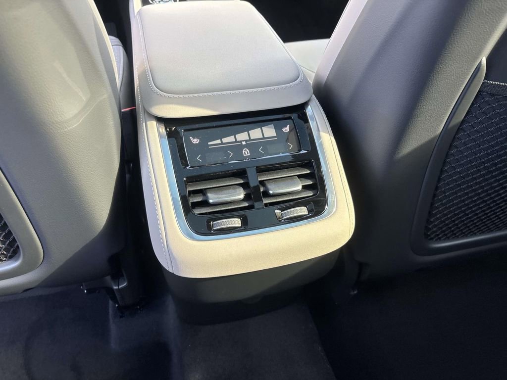 New 2026 Volvo XC90 B5 Core w/ Protection Package Premier image 32