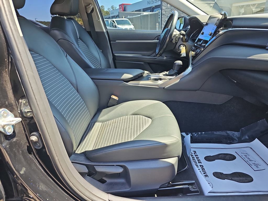 Used 2022 Toyota Camry SE FWD image 13