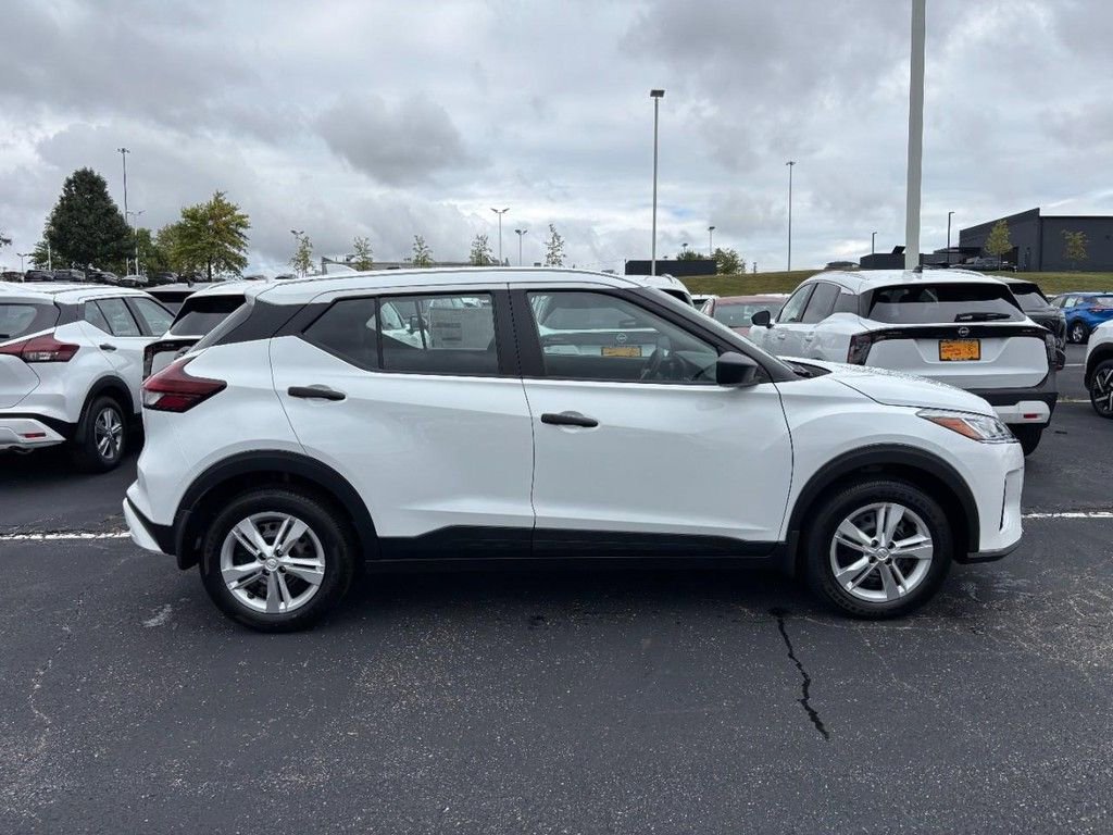 Used 2025 Nissan Kicks Play S image 2