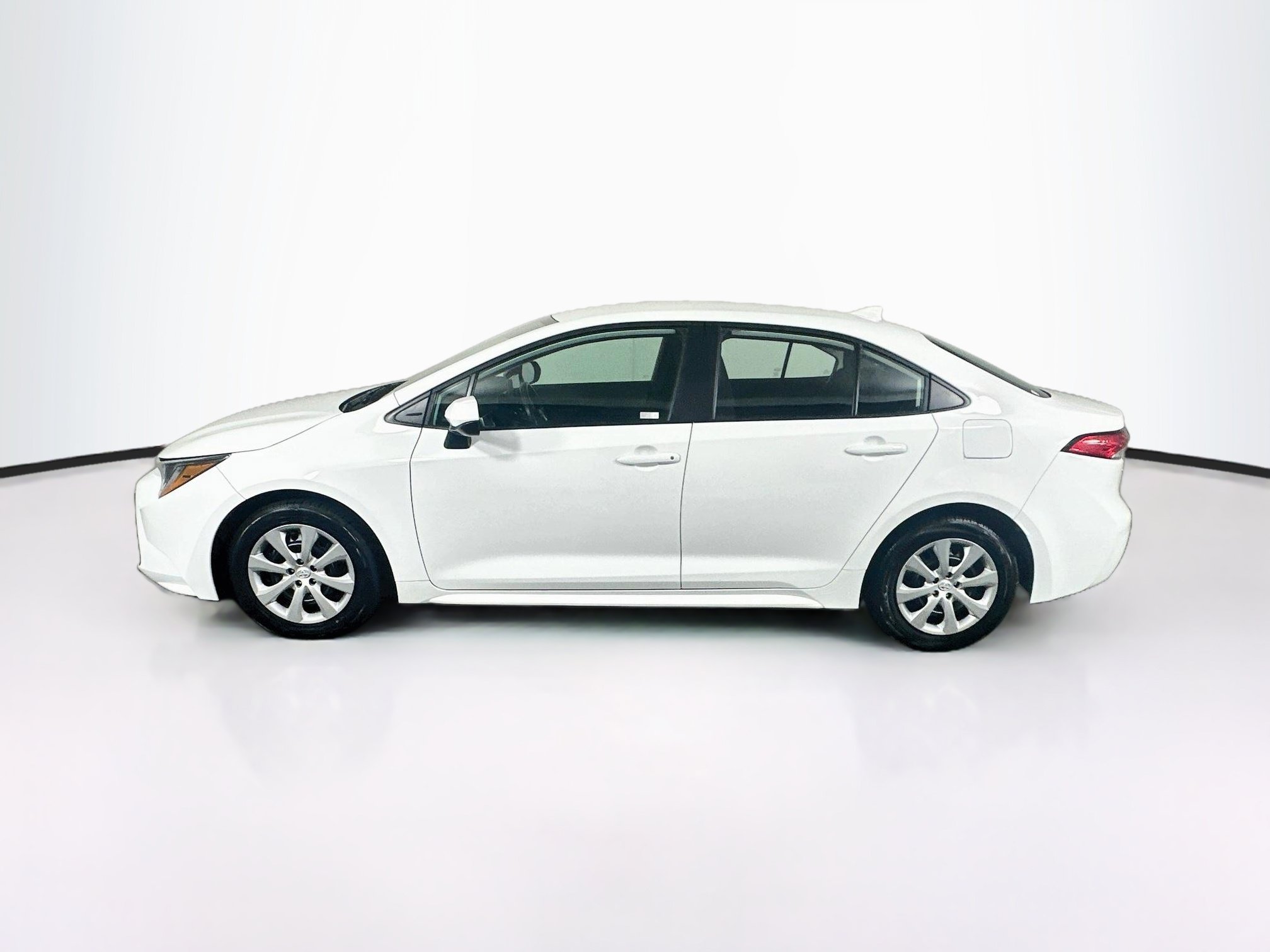 Used 2025 Toyota Corolla LE FWD image 4
