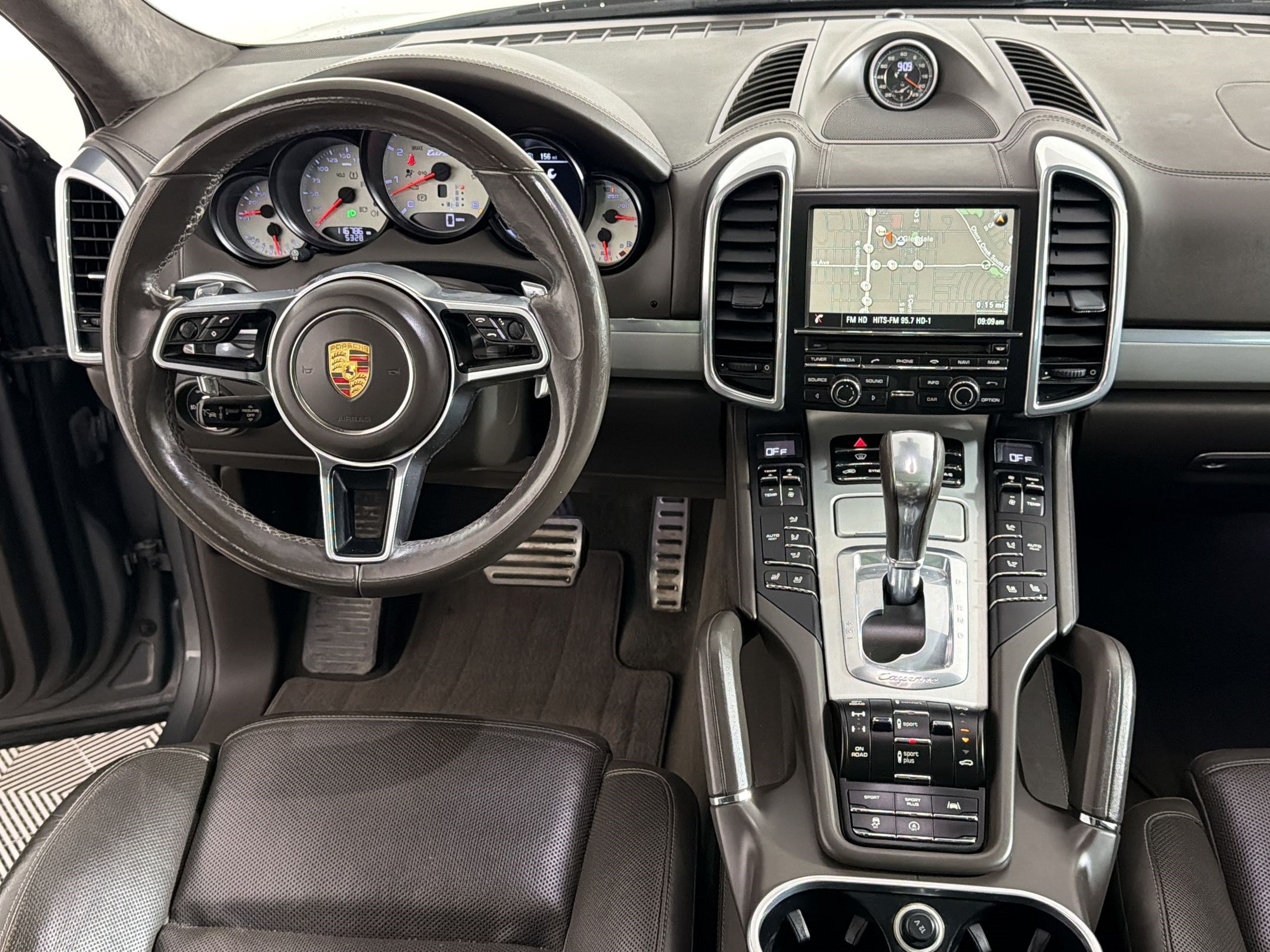 Used 2016 Porsche Cayenne Turbo AWD/4WD image 30
