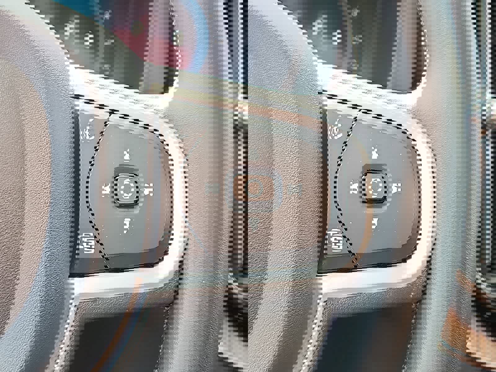 Used 2022 Volvo XC60 B5 Momentum image 22