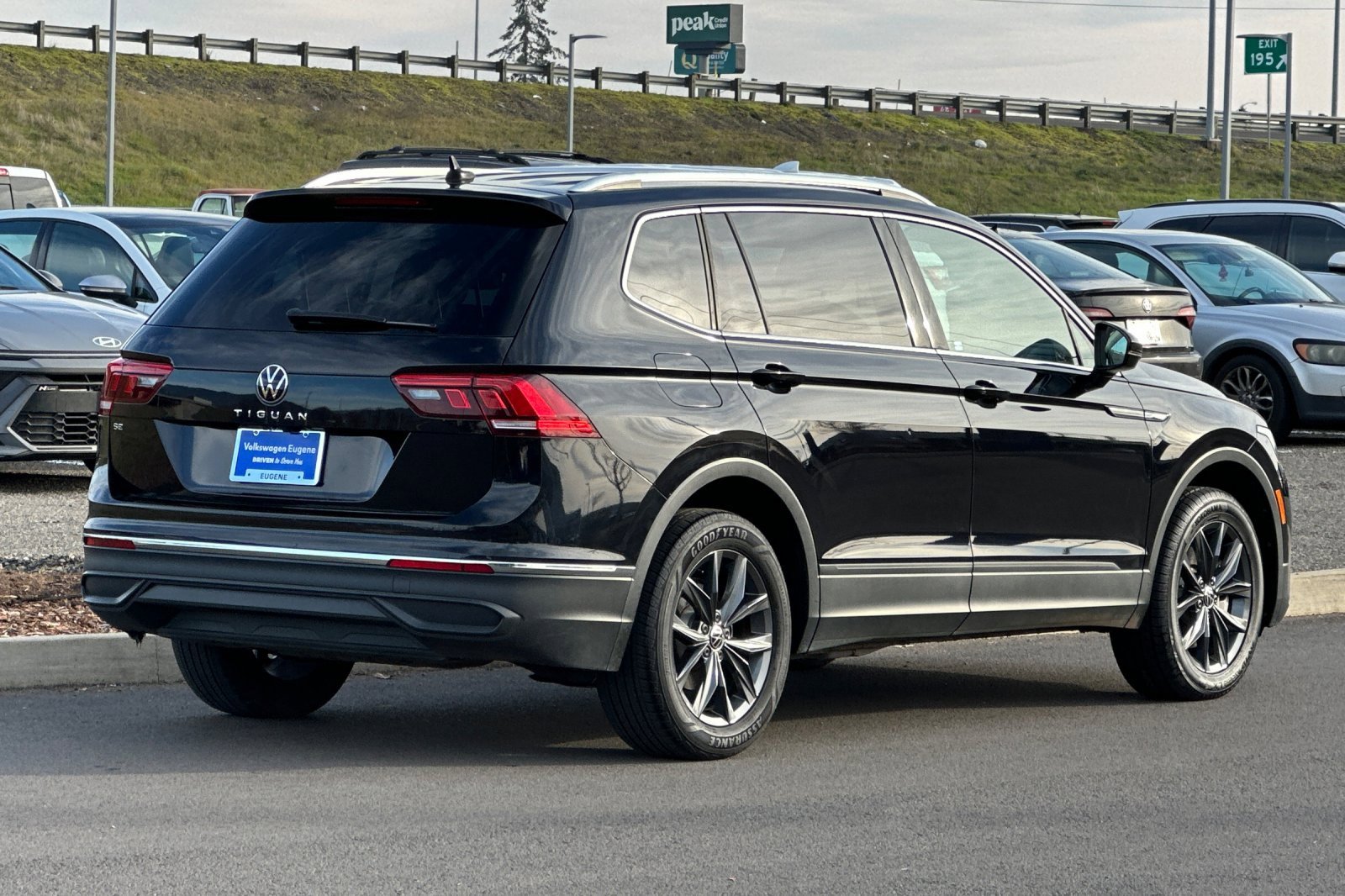 Used 2022 Volkswagen Tiguan SE image 3