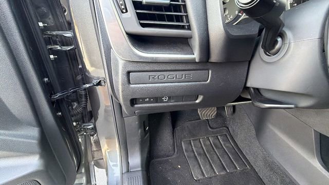 Used 2025 Nissan Rogue S image 30