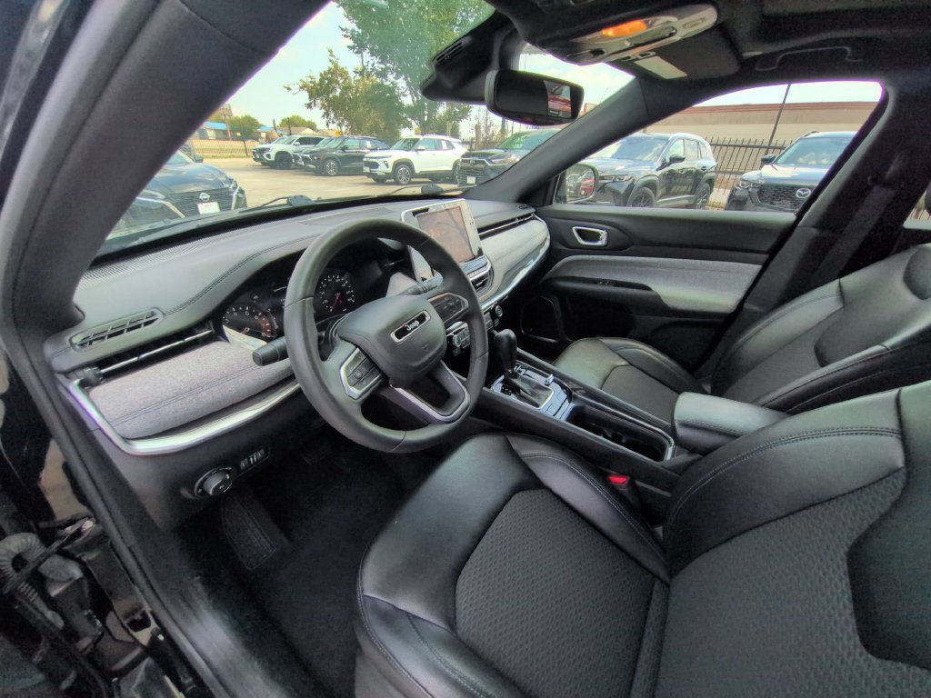 Used 2025 Jeep Compass Latitude w/ Sun & Sound Group AWD/4WD image 15