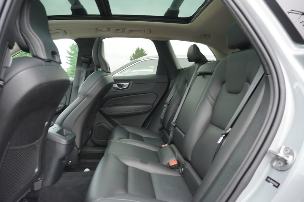 Used 2024 Volvo XC60 B5 Core AWD/4WD image 4