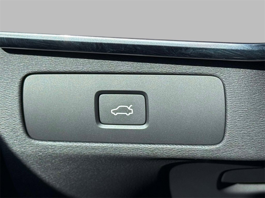 Used 2023 Volvo XC90 B6 Ultimate w/ Protection Package Premier image 29