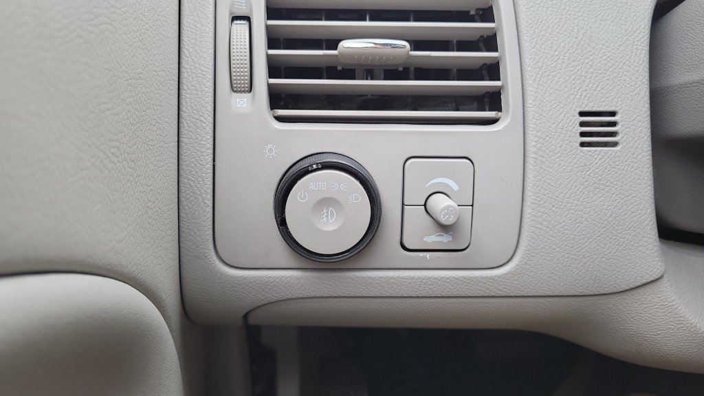 Used 2010 Buick Lucerne CXL w/ Driver Confidence Package image 23