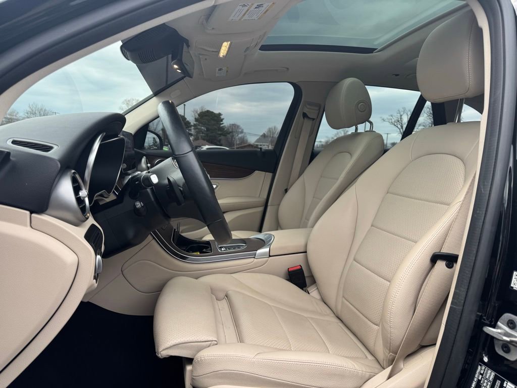 Used 2022 Mercedes-Benz GLC 300 4MATIC w/ Premium Package Lite image 5