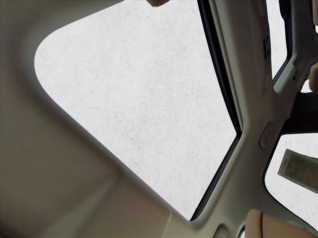 Used 2025 Land Rover Discovery Metropolitan Edition image 15