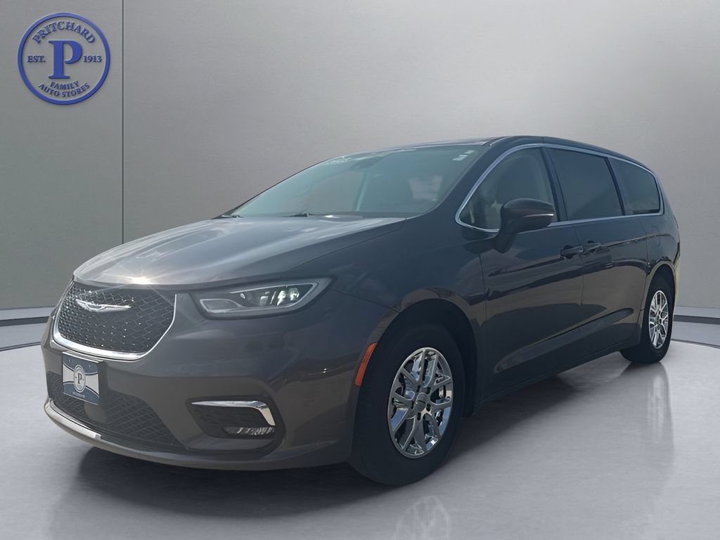 Used 2023 Chrysler Pacifica Touring-L FWD image 3