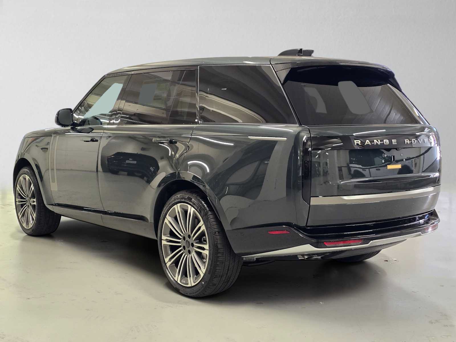 New 2026 Land Rover Range Rover Long Wheelbase SE AWD/4WD image 3