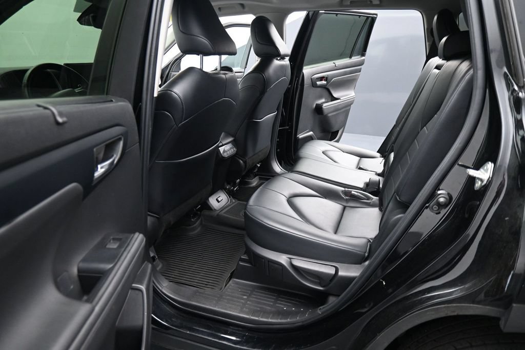 Used 2023 Toyota Highlander XLE AWD/4WD image 16