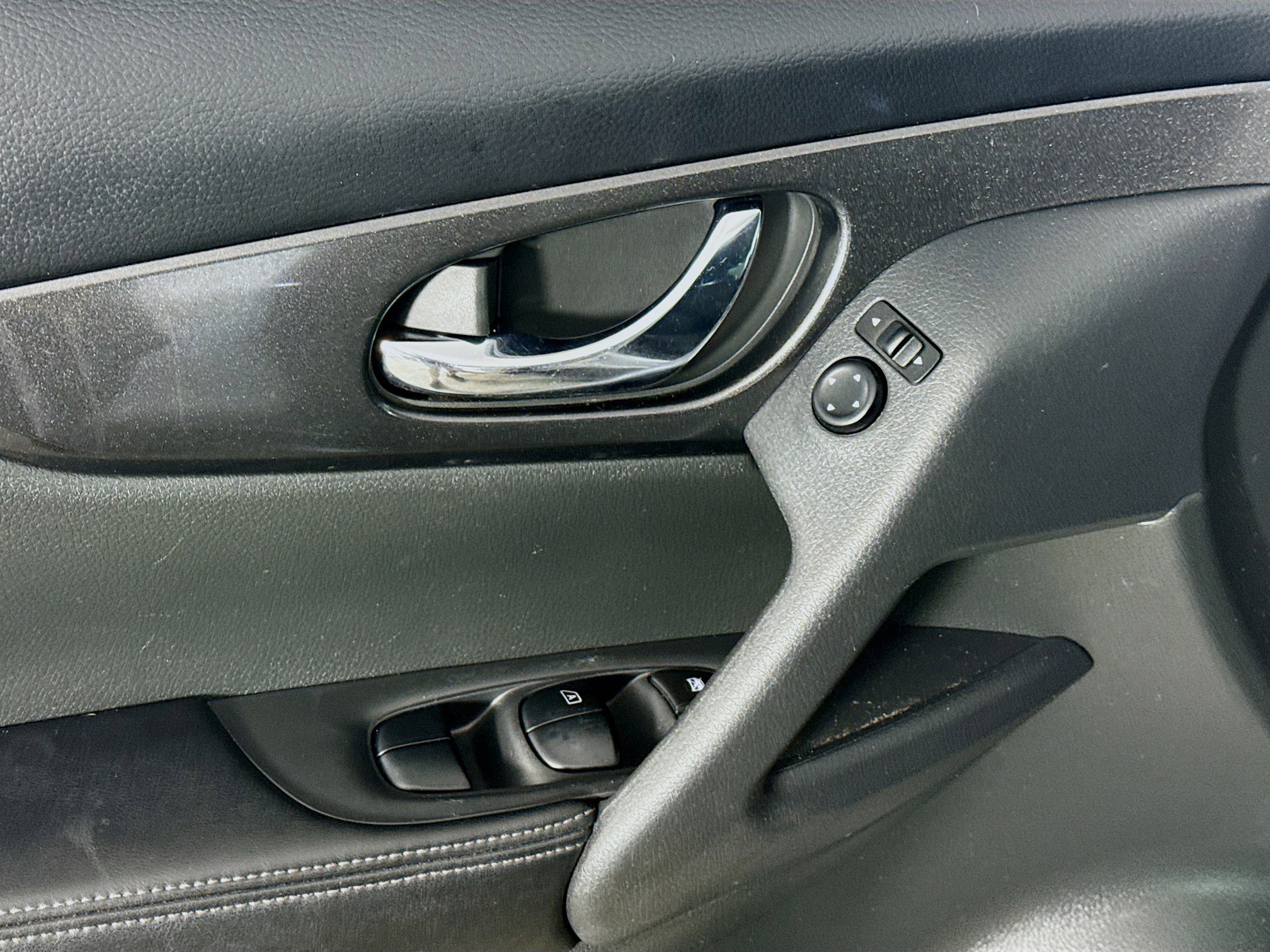 Used 2017 Nissan Rogue SV w/ SV Premium Package image 24