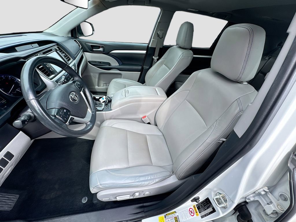 Used 2019 Toyota Highlander XLE image 18