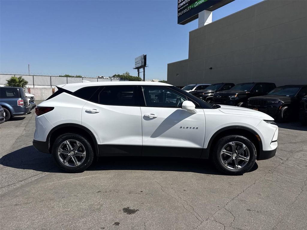Used 2024 Chevrolet Blazer LT image 2