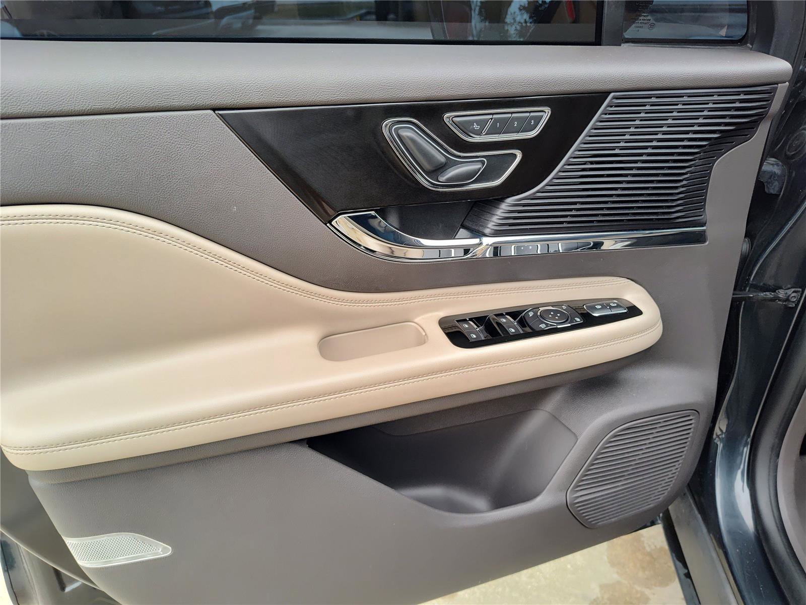 Used 2022 Lincoln Corsair Reserve image 15