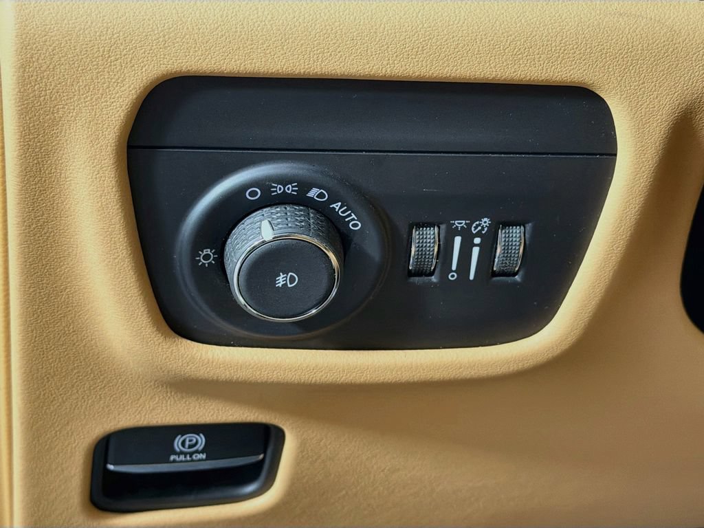 Used 2023 Jeep Grand Cherokee Summit AWD/4WD image 10