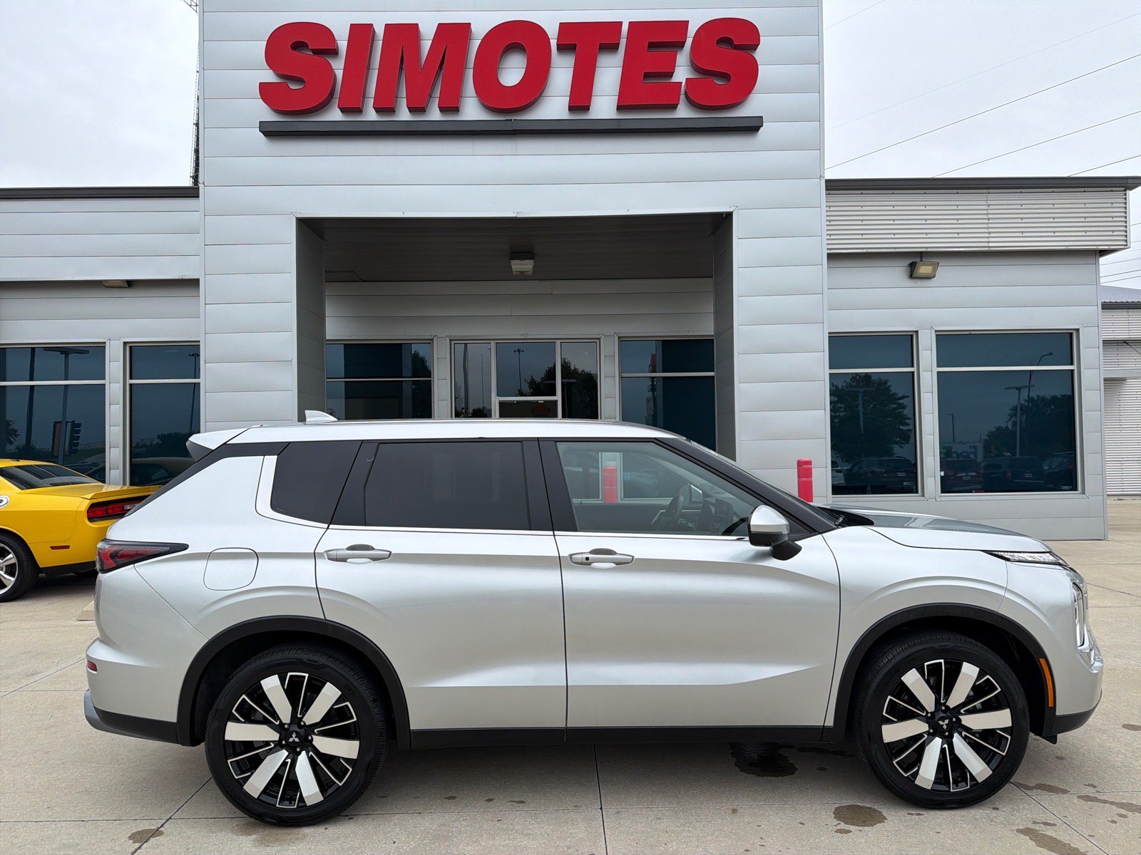 Used 2025 Mitsubishi Outlander SE AWD/4WD image 1