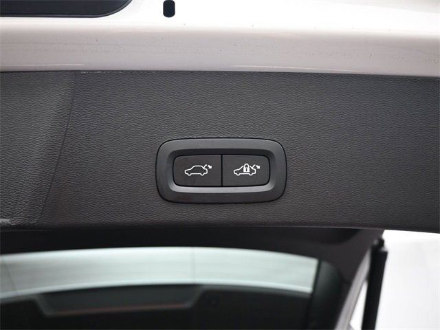 Used 2024 Volvo XC40 B5 Plus image 31