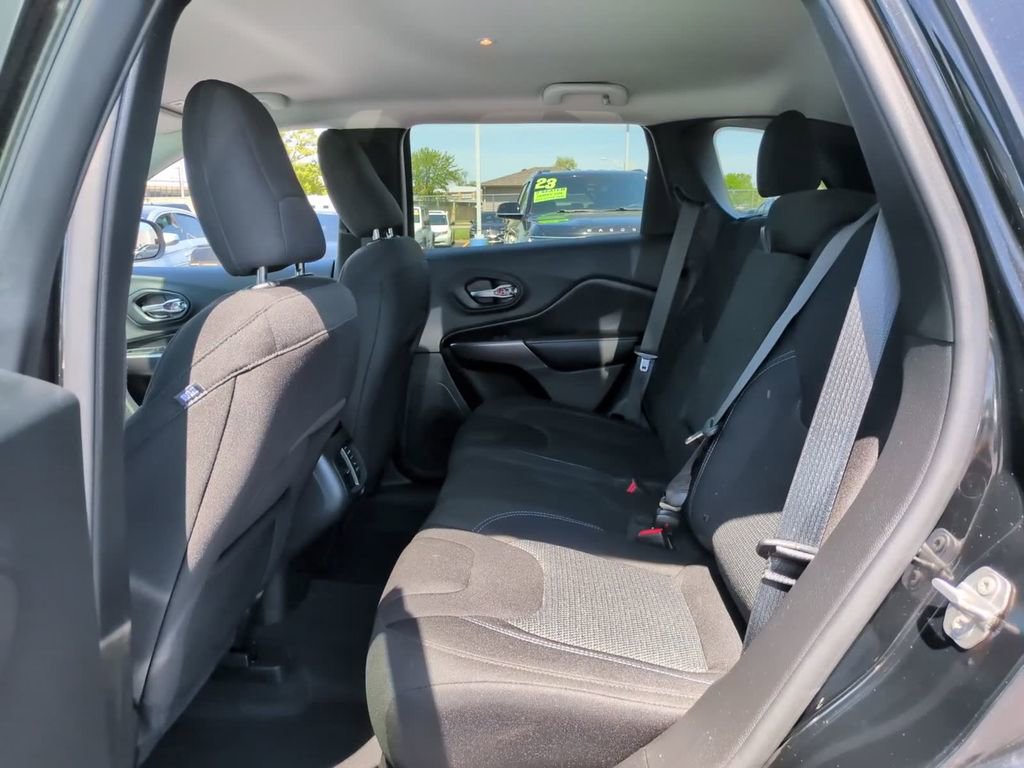 Used 2019 Jeep Cherokee Latitude w/ Cold Weather Group AWD/4WD image 14