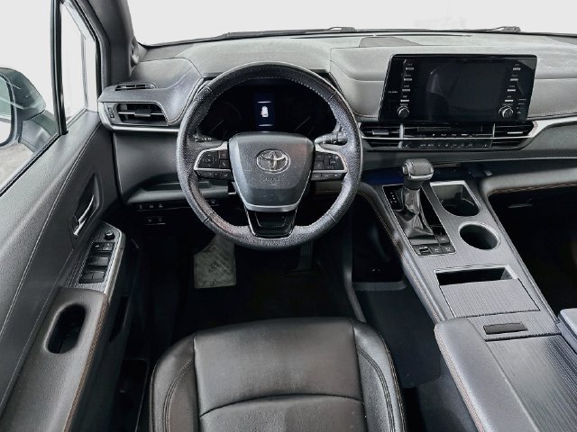 Used 2021 Toyota Sienna XSE w/ XSE Plus Package AWD/4WD image 4