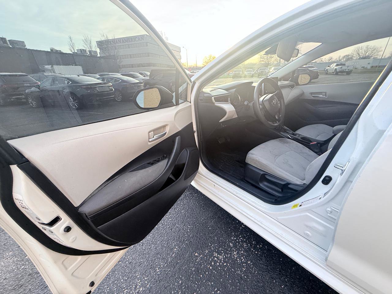Used 2020 Toyota Corolla LE FWD image 9