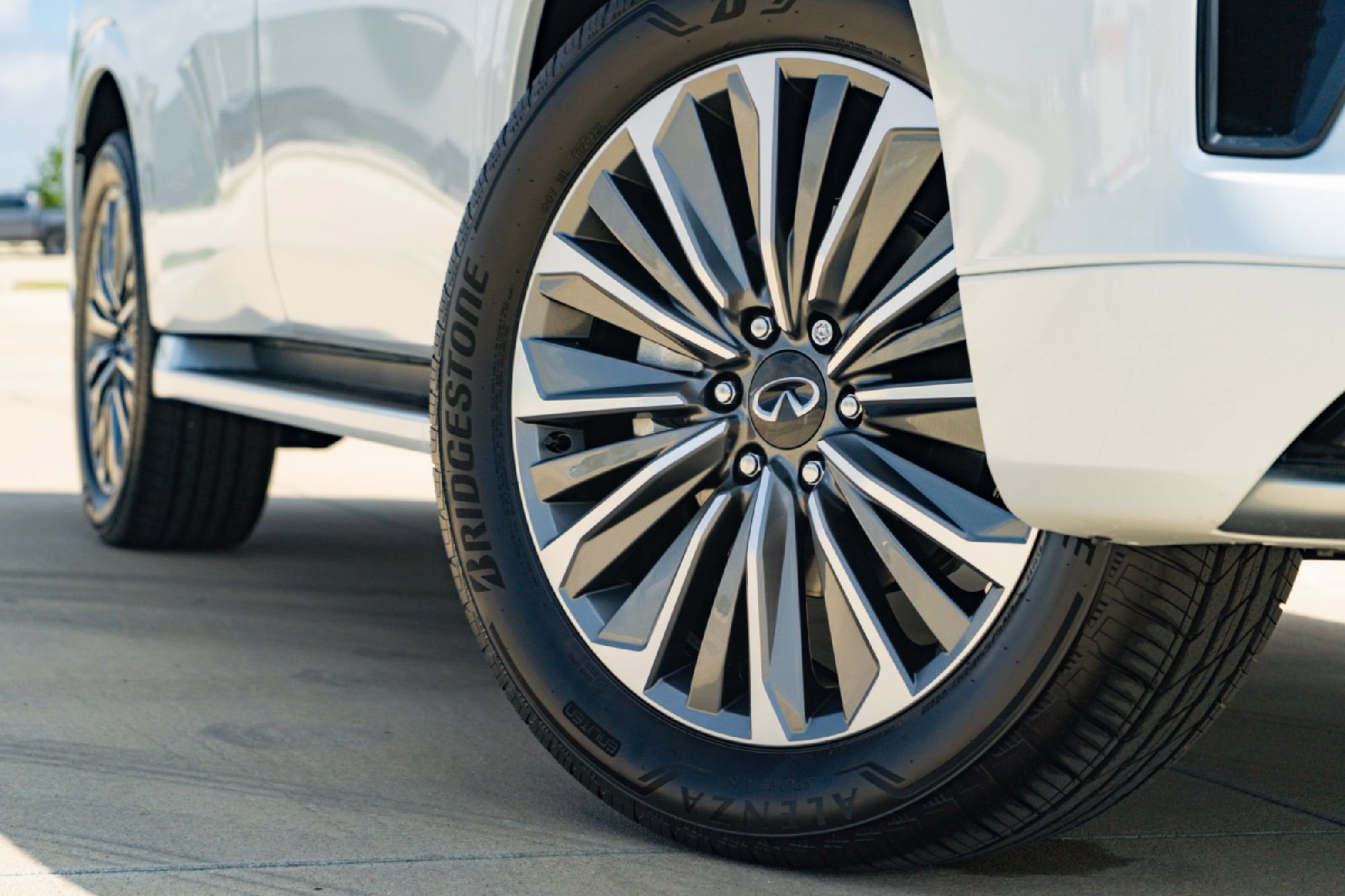 New 2027 INFINITI QX80 Luxe RWD image 2