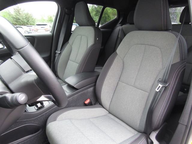 Used 2024 Volvo XC40 B5 Core AWD/4WD image 11