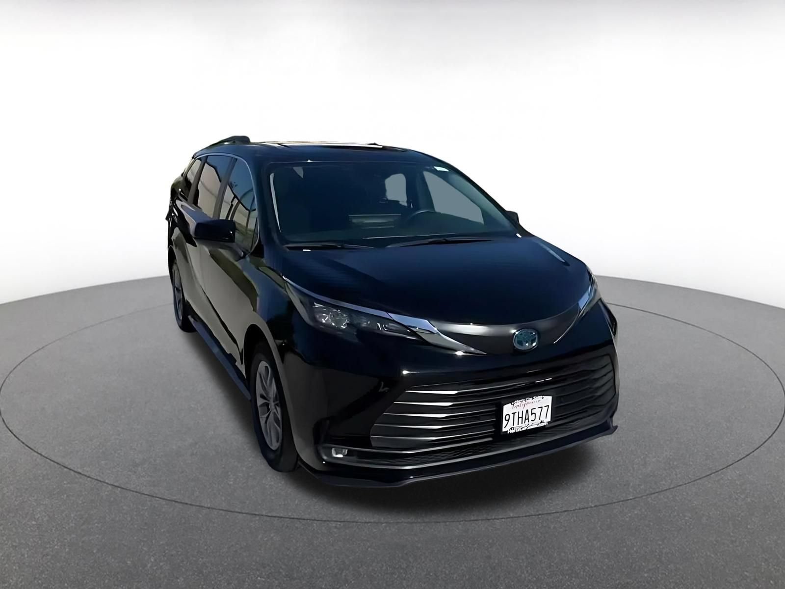 Used 2025 Toyota Sienna XLE FWD image 3