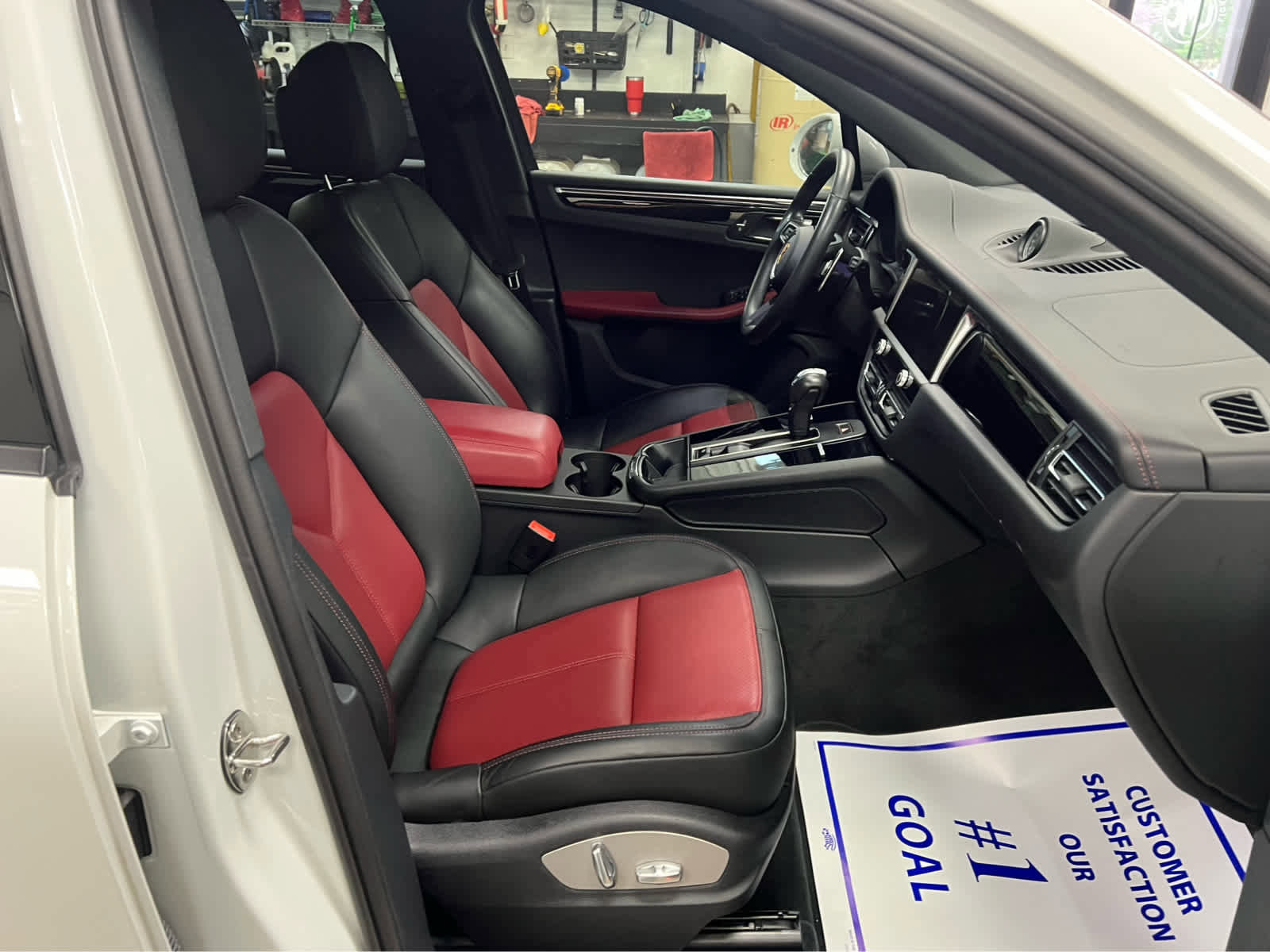 Used 2024 Porsche Macan image 30