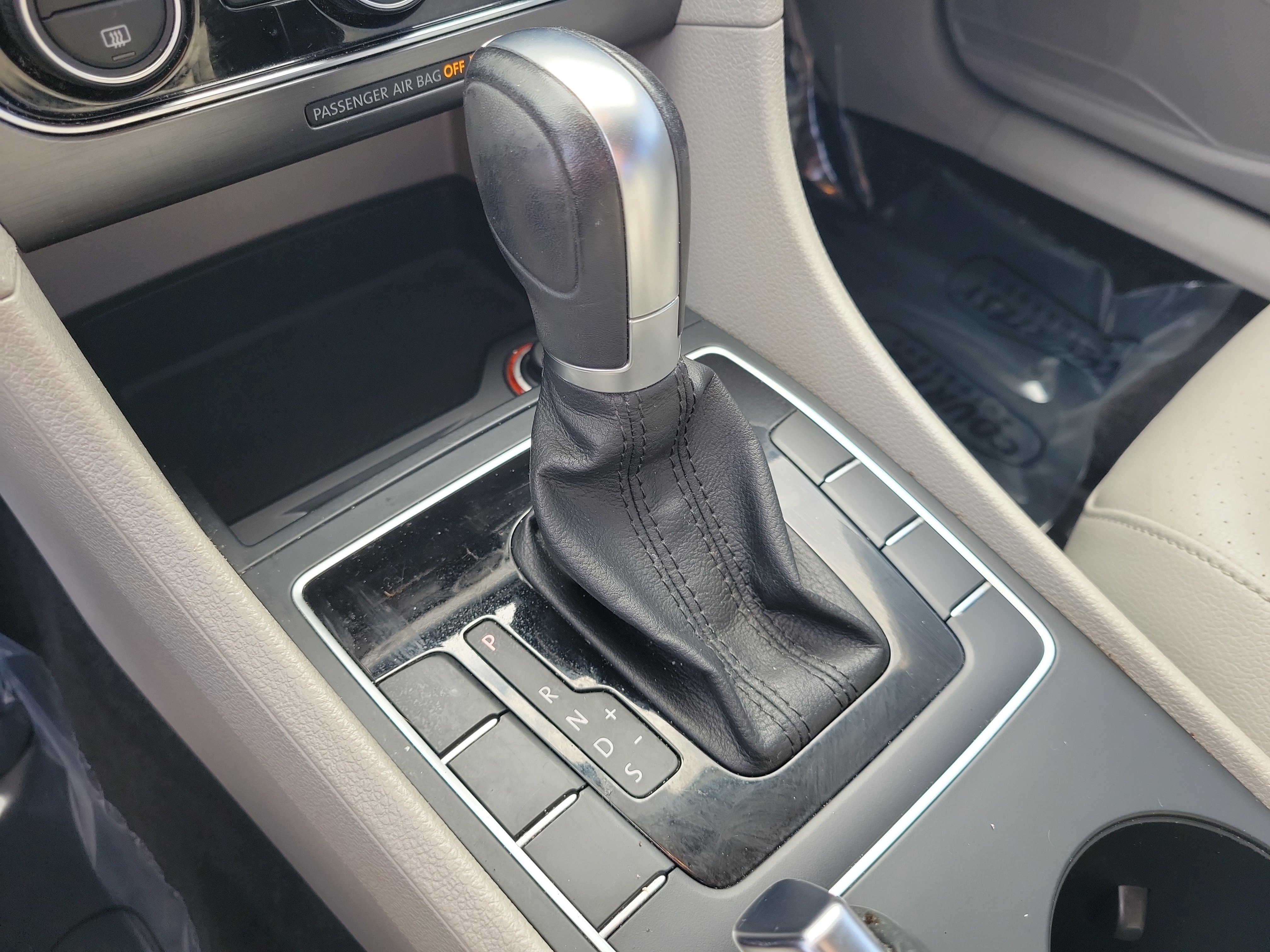 Used 2018 Volkswagen Passat 2.0T R-Line w/ R-Line Lighting Package image 30