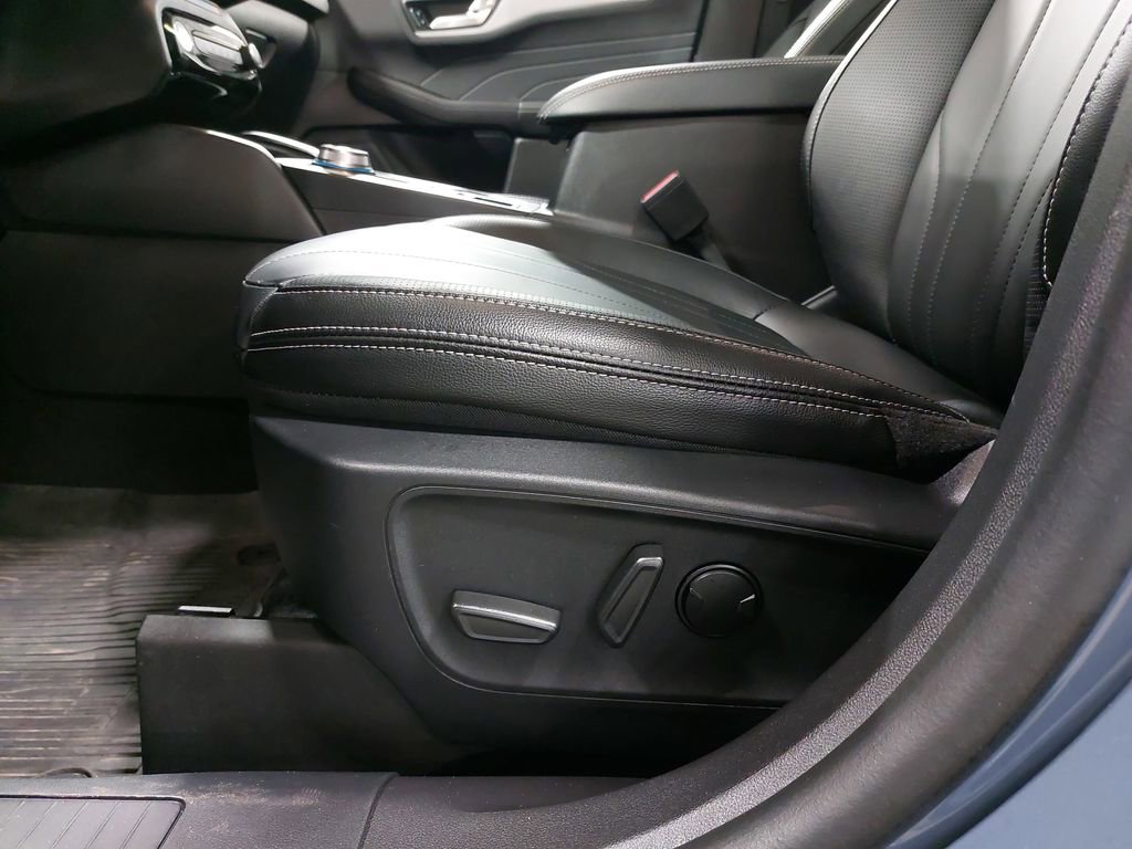 Used 2025 Ford Escape Platinum w/ Premium Technology Package image 31