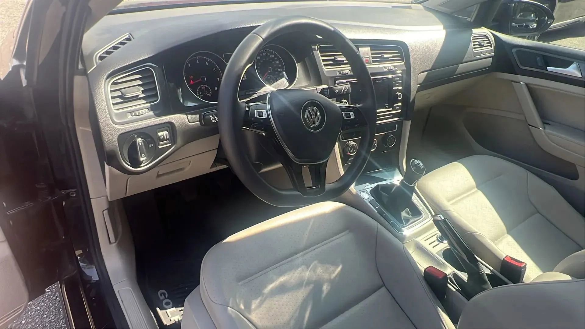 Used 2020 Volkswagen Golf 4-Door image 25